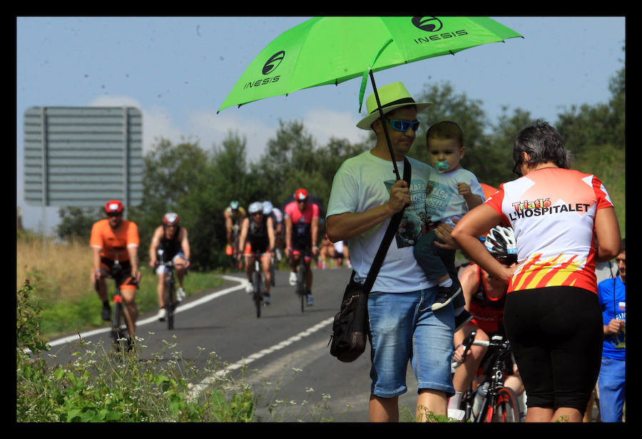 A las 8.30 horas se ha dado el 'pistoletazo' de salida a la primera de las tres pruebas que componen el Triatlón de VItoria. Los triatletas han comenzado su aventura en el parque provincial de Landa. Tras nadar en el embalse de Ullíbarri-Gamboa, han cruzado la Llanada en bicicleta y han acabado recorriendo a pie las calles de Vitoria.