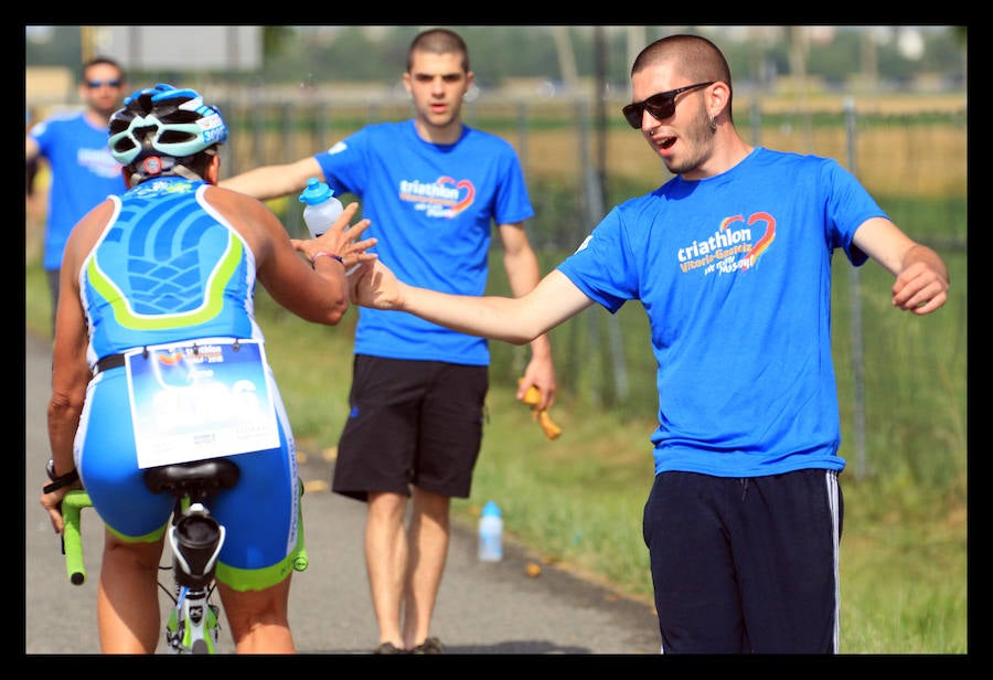 A las 8.30 horas se ha dado el 'pistoletazo' de salida a la primera de las tres pruebas que componen el Triatlón de VItoria. Los triatletas han comenzado su aventura en el parque provincial de Landa. Tras nadar en el embalse de Ullíbarri-Gamboa, han cruzado la Llanada en bicicleta y han acabado recorriendo a pie las calles de Vitoria.