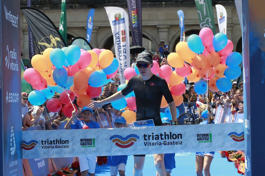 A las 8.30 horas se ha dado el 'pistoletazo' de salida a la primera de las tres pruebas que componen el Triatlón de VItoria. Los triatletas han comenzado su aventura en el parque provincial de Landa. Tras nadar en el embalse de Ullíbarri-Gamboa, han cruzado la Llanada en bicicleta y han acabado recorriendo a pie las calles de Vitoria.