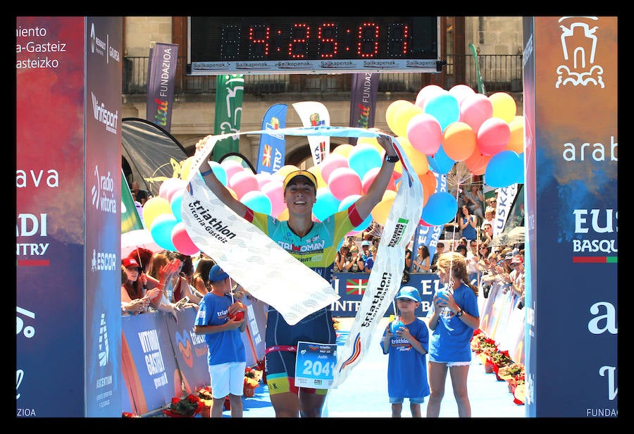 A las 8.30 horas se ha dado el 'pistoletazo' de salida a la primera de las tres pruebas que componen el Triatlón de VItoria. Los triatletas han comenzado su aventura en el parque provincial de Landa. Tras nadar en el embalse de Ullíbarri-Gamboa, han cruzado la Llanada en bicicleta y han acabado recorriendo a pie las calles de Vitoria.