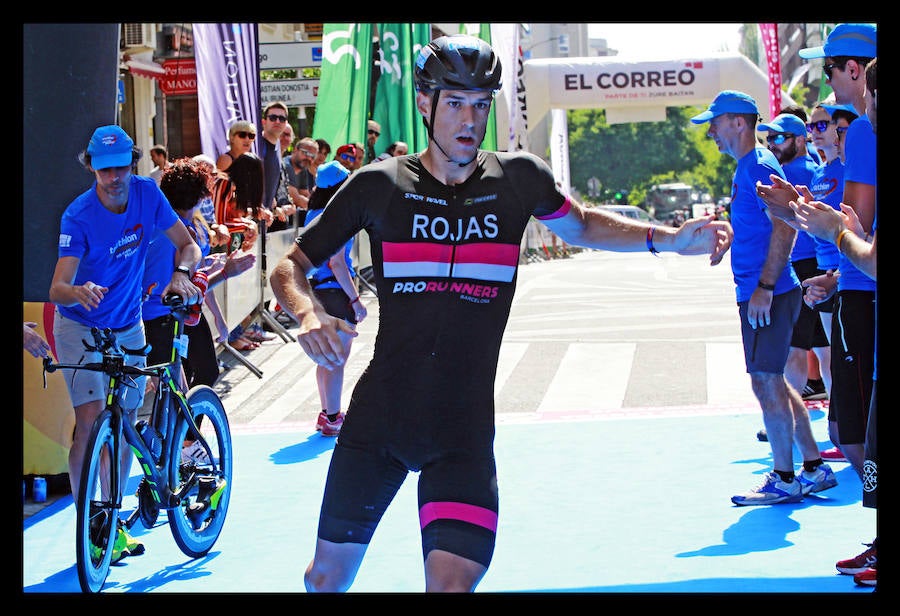 A las 8.30 horas se ha dado el 'pistoletazo' de salida a la primera de las tres pruebas que componen el Triatlón de VItoria. Los triatletas han comenzado su aventura en el parque provincial de Landa. Tras nadar en el embalse de Ullíbarri-Gamboa, han cruzado la Llanada en bicicleta y han acabado recorriendo a pie las calles de Vitoria.