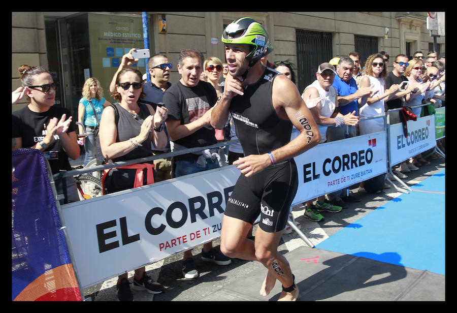 A las 8.30 horas se ha dado el 'pistoletazo' de salida a la primera de las tres pruebas que componen el Triatlón de VItoria. Los triatletas han comenzado su aventura en el parque provincial de Landa. Tras nadar en el embalse de Ullíbarri-Gamboa, han cruzado la Llanada en bicicleta y han acabado recorriendo a pie las calles de Vitoria.