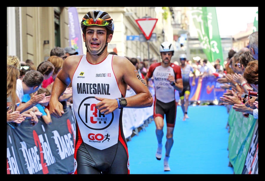 A las 8.30 horas se ha dado el 'pistoletazo' de salida a la primera de las tres pruebas que componen el Triatlón de VItoria. Los triatletas han comenzado su aventura en el parque provincial de Landa. Tras nadar en el embalse de Ullíbarri-Gamboa, han cruzado la Llanada en bicicleta y han acabado recorriendo a pie las calles de Vitoria.