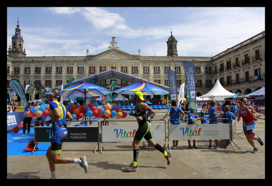 A las 8.30 horas se ha dado el 'pistoletazo' de salida a la primera de las tres pruebas que componen el Triatlón de VItoria. Los triatletas han comenzado su aventura en el parque provincial de Landa. Tras nadar en el embalse de Ullíbarri-Gamboa, han cruzado la Llanada en bicicleta y han acabado recorriendo a pie las calles de Vitoria.