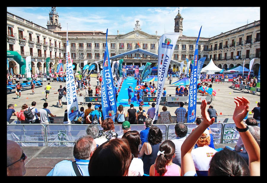 A las 8.30 horas se ha dado el 'pistoletazo' de salida a la primera de las tres pruebas que componen el Triatlón de VItoria. Los triatletas han comenzado su aventura en el parque provincial de Landa. Tras nadar en el embalse de Ullíbarri-Gamboa, han cruzado la Llanada en bicicleta y han acabado recorriendo a pie las calles de Vitoria.