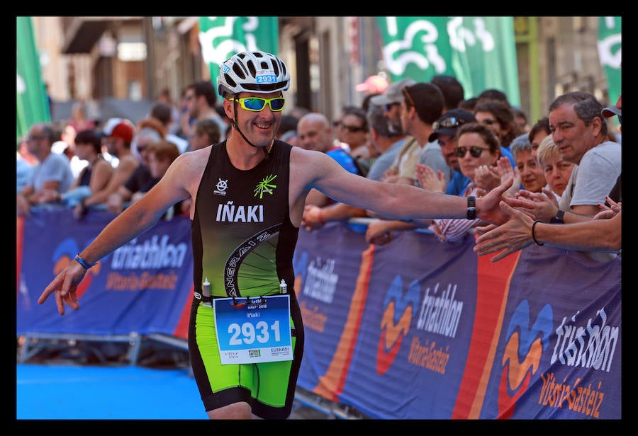 A las 8.30 horas se ha dado el 'pistoletazo' de salida a la primera de las tres pruebas que componen el Triatlón de VItoria. Los triatletas han comenzado su aventura en el parque provincial de Landa. Tras nadar en el embalse de Ullíbarri-Gamboa, han cruzado la Llanada en bicicleta y han acabado recorriendo a pie las calles de Vitoria.