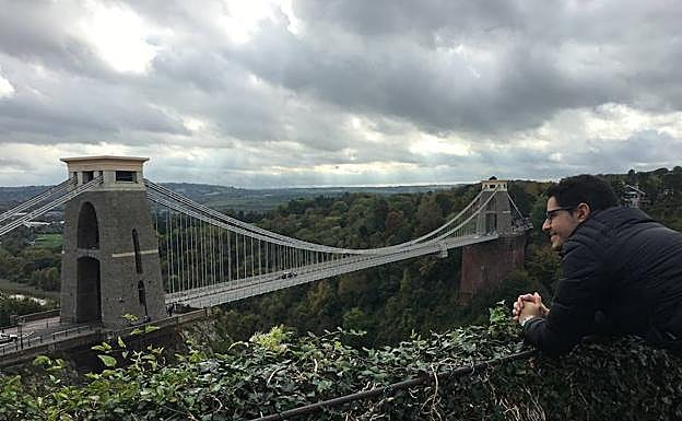 Aitor Sánchez observa el espectacular puente colgante de Bristol.