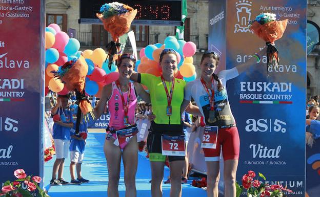 Vanessa Pereira, Sonja Skevin y Ruth Brito; el trío que ocupa el podio de la distancia 'full' del triatlón de Vitoria.