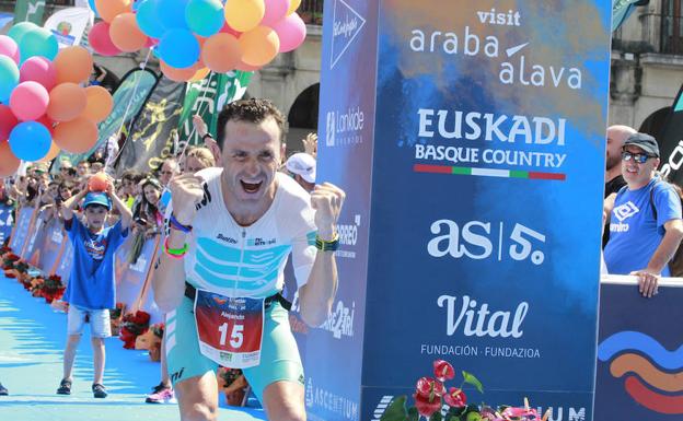 Alejandro Santamaría festeja su triunfo en el triatlón de Vitoria por todo lo alto.
