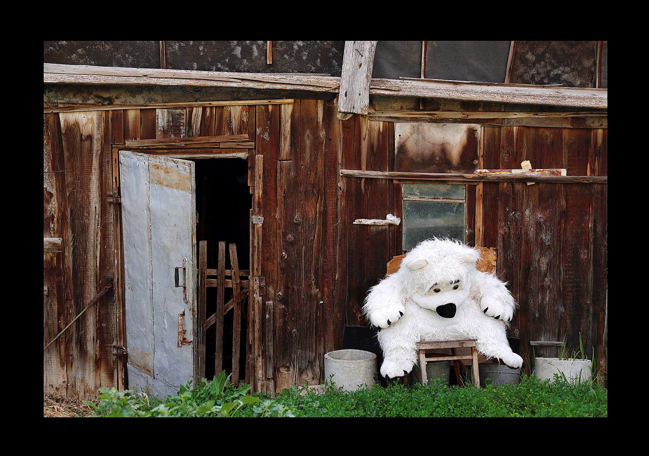En Aleksandrovka, una aldea de 1.500 habitantes, el campo de fútbol está en el centro de muchas relaciones. Bajo la mirada firme de Lenin, el pequeño campo construido hace cinco años como regalo de la ciudad de Samara sirve a la comunidad para que los jóvenes imiten las habilidades de sus héroes del balón. Sin embargo, para algunos campesinos de la región, la Copa del Mundo es su primer encuentro con el fútbol. Irina Aleekseva, que vive sola en una vieja casa de madera (aparece desplumando una gallina), ha visto las noticias para conocer el juego y relacionarse con sus nietos, que la visitan para ayudarla con la granja. «Debería ser una abuela moderna y saber quiénes son Ronaldo y Messi».