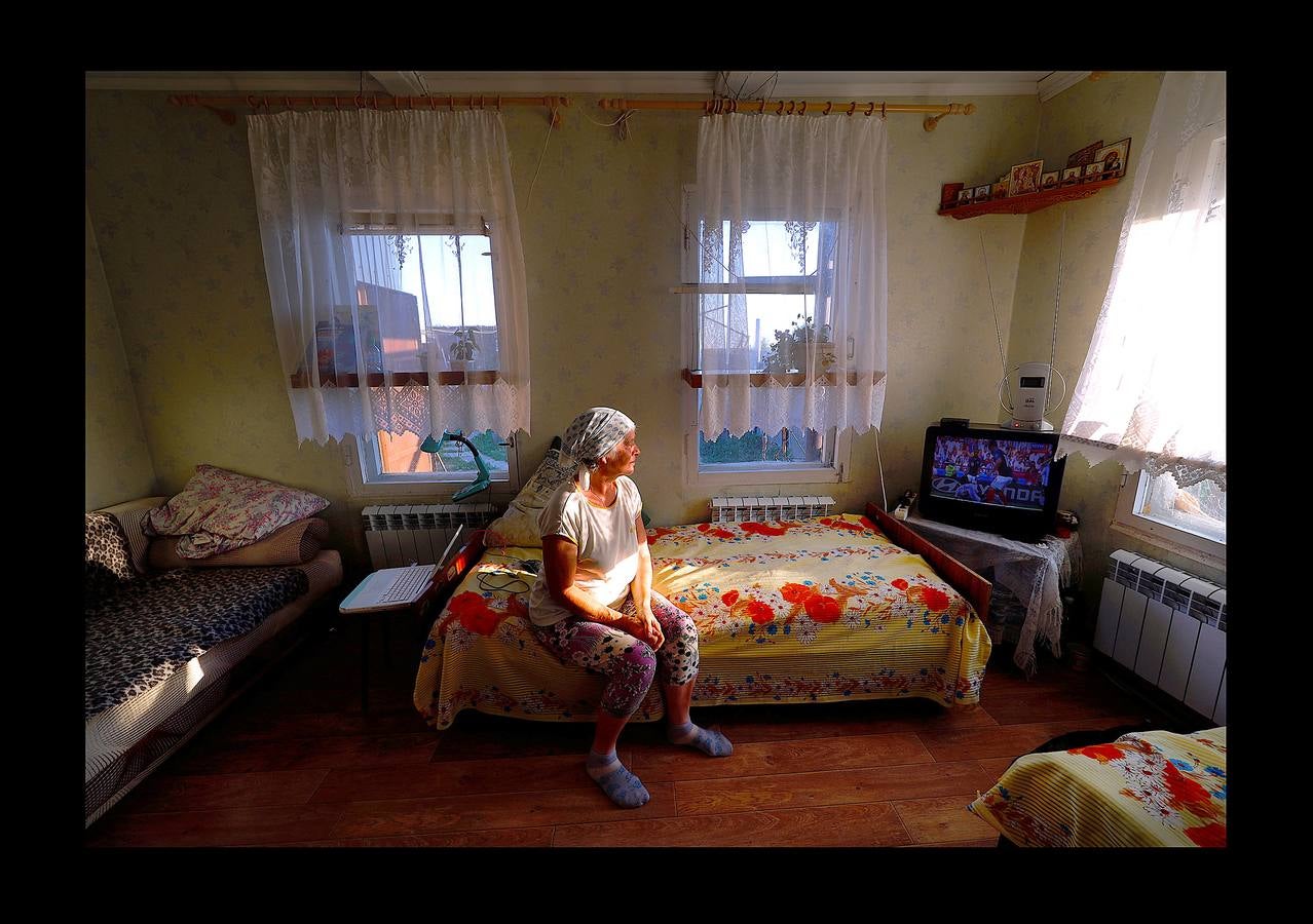 En Aleksandrovka, una aldea de 1.500 habitantes, el campo de fútbol está en el centro de muchas relaciones. Bajo la mirada firme de Lenin, el pequeño campo construido hace cinco años como regalo de la ciudad de Samara sirve a la comunidad para que los jóvenes imiten las habilidades de sus héroes del balón. Sin embargo, para algunos campesinos de la región, la Copa del Mundo es su primer encuentro con el fútbol. Irina Aleekseva, que vive sola en una vieja casa de madera (aparece desplumando una gallina), ha visto las noticias para conocer el juego y relacionarse con sus nietos, que la visitan para ayudarla con la granja. «Debería ser una abuela moderna y saber quiénes son Ronaldo y Messi».