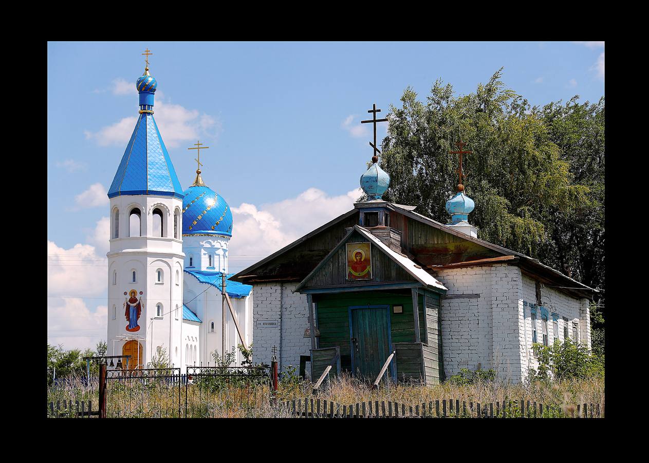 En Aleksandrovka, una aldea de 1.500 habitantes, el campo de fútbol está en el centro de muchas relaciones. Bajo la mirada firme de Lenin, el pequeño campo construido hace cinco años como regalo de la ciudad de Samara sirve a la comunidad para que los jóvenes imiten las habilidades de sus héroes del balón. Sin embargo, para algunos campesinos de la región, la Copa del Mundo es su primer encuentro con el fútbol. Irina Aleekseva, que vive sola en una vieja casa de madera (aparece desplumando una gallina), ha visto las noticias para conocer el juego y relacionarse con sus nietos, que la visitan para ayudarla con la granja. «Debería ser una abuela moderna y saber quiénes son Ronaldo y Messi».