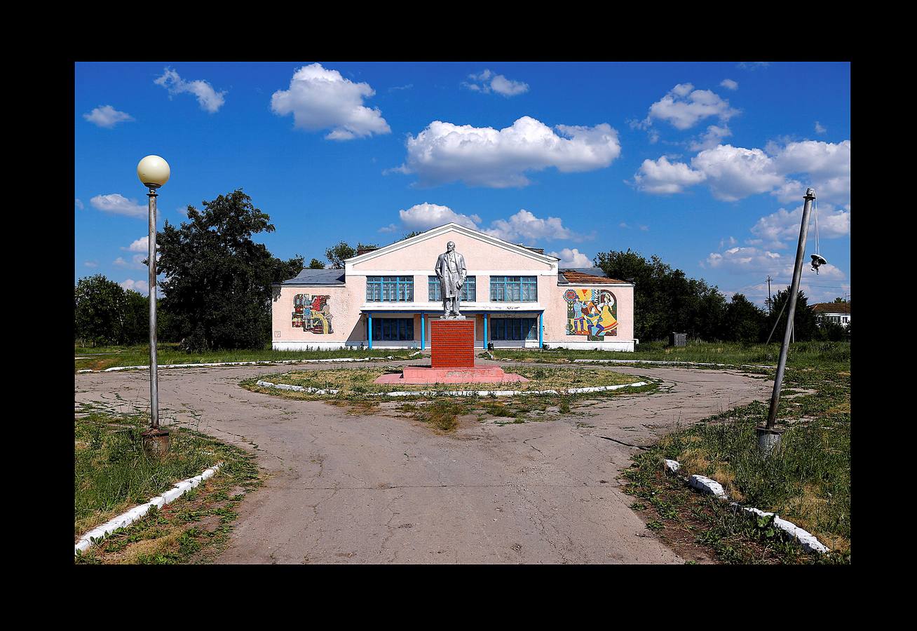 En Aleksandrovka, una aldea de 1.500 habitantes, el campo de fútbol está en el centro de muchas relaciones. Bajo la mirada firme de Lenin, el pequeño campo construido hace cinco años como regalo de la ciudad de Samara sirve a la comunidad para que los jóvenes imiten las habilidades de sus héroes del balón. Sin embargo, para algunos campesinos de la región, la Copa del Mundo es su primer encuentro con el fútbol. Irina Aleekseva, que vive sola en una vieja casa de madera (aparece desplumando una gallina), ha visto las noticias para conocer el juego y relacionarse con sus nietos, que la visitan para ayudarla con la granja. «Debería ser una abuela moderna y saber quiénes son Ronaldo y Messi».