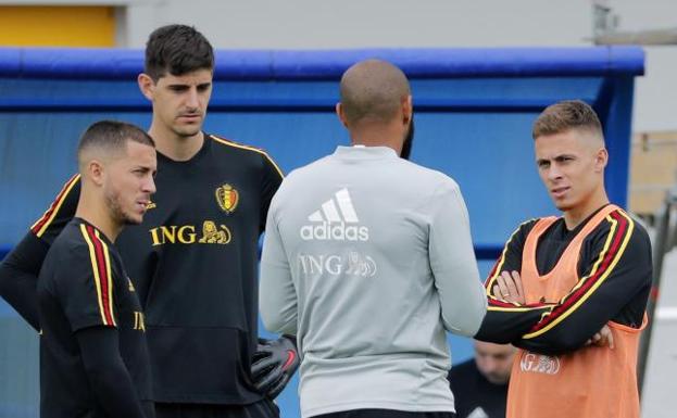 Los hermanos Hazard y Courtouis escuchan a Thierry Henry en un entrenamiento de Bélgica.