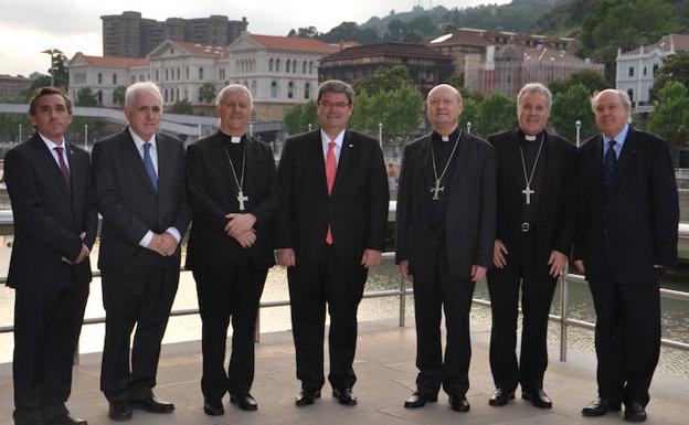 De la Rica, junto al rector Guibert, el cardenal Versaldi, Aburto, el cardenal Ravasi, el obispo Iceta y Jaime Oraá, con la Universidad al fondo.