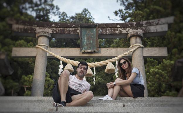 Manu García, junto a su esposa en Japón.