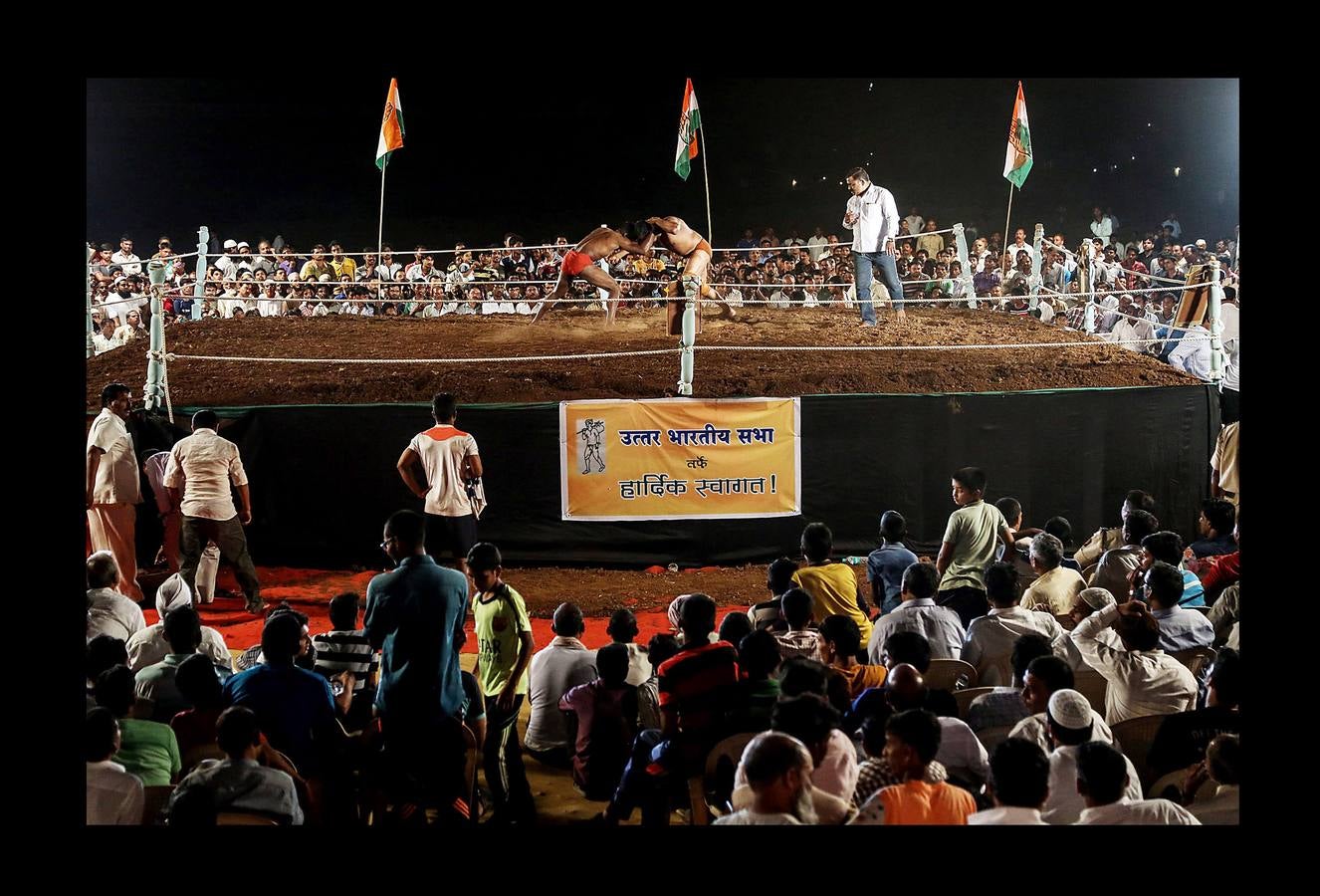 El milenario arte del 'kushti', o lucha india tradicional, sigue vivo en los gimnasios 'akhara', diseminados por el país y en Pakistán. Sus practicantes viven y entrenan juntos y tienen reglas estrictas porque el akhara (campo de lucha con tierra sagrada), es uno de los pocos lugares donde los hombres de diferentes castas se consideran iguales. La mayoría están asociados con un gurú o maestro, que entrena a los luchadores con la ayuda de otros de más edad y los insta a llevar una vida de disciplina y celibato. El kuhsti no es sólo un deporte y un arte, es una antigua subcultura considerada precursora de la lucha libre.