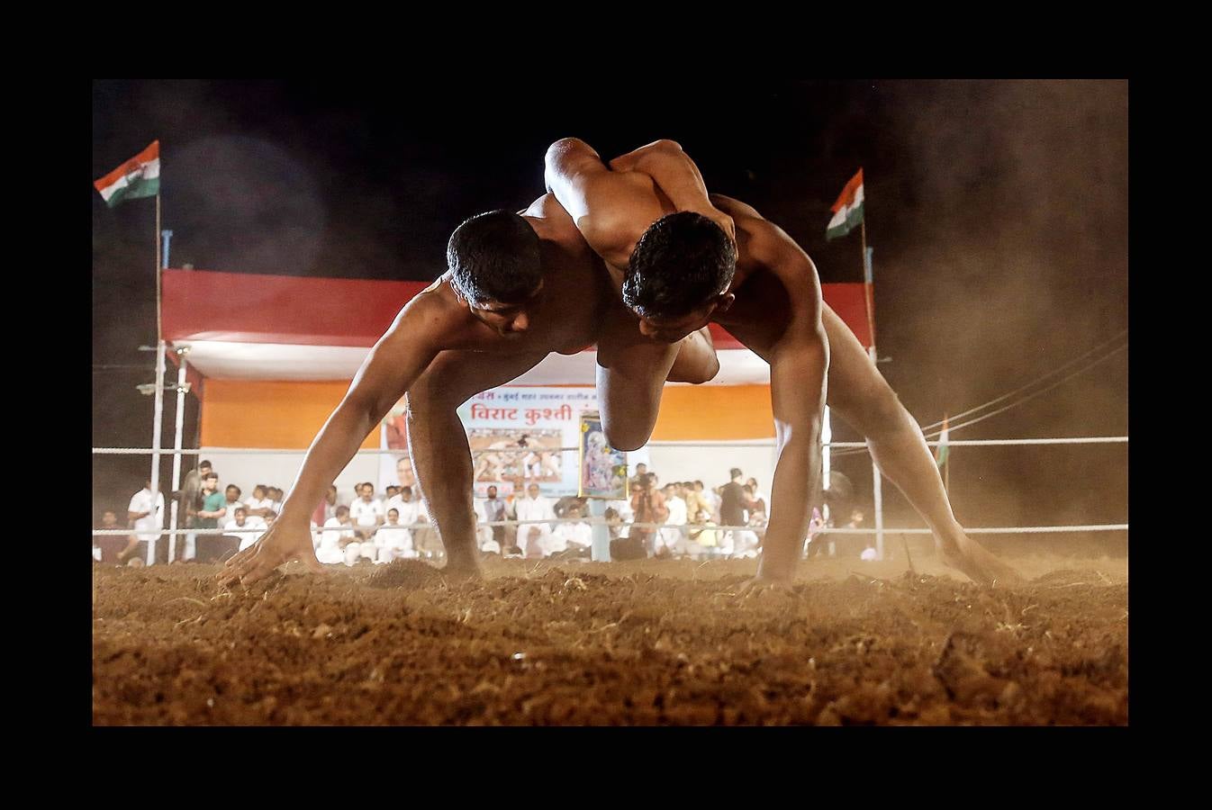 El milenario arte del 'kushti', o lucha india tradicional, sigue vivo en los gimnasios 'akhara', diseminados por el país y en Pakistán. Sus practicantes viven y entrenan juntos y tienen reglas estrictas porque el akhara (campo de lucha con tierra sagrada), es uno de los pocos lugares donde los hombres de diferentes castas se consideran iguales. La mayoría están asociados con un gurú o maestro, que entrena a los luchadores con la ayuda de otros de más edad y los insta a llevar una vida de disciplina y celibato. El kuhsti no es sólo un deporte y un arte, es una antigua subcultura considerada precursora de la lucha libre.