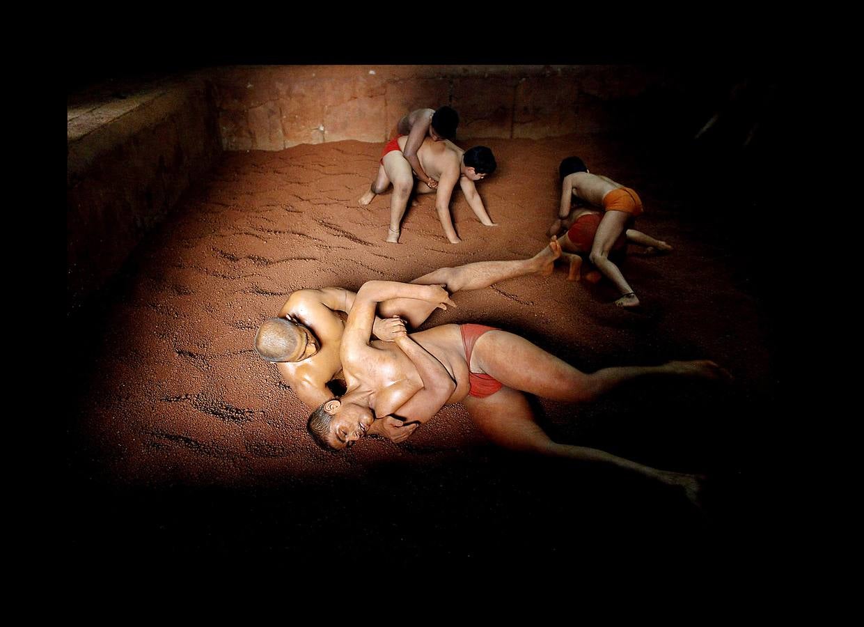 El milenario arte del 'kushti', o lucha india tradicional, sigue vivo en los gimnasios 'akhara', diseminados por el país y en Pakistán. Sus practicantes viven y entrenan juntos y tienen reglas estrictas porque el akhara (campo de lucha con tierra sagrada), es uno de los pocos lugares donde los hombres de diferentes castas se consideran iguales. La mayoría están asociados con un gurú o maestro, que entrena a los luchadores con la ayuda de otros de más edad y los insta a llevar una vida de disciplina y celibato. El kuhsti no es sólo un deporte y un arte, es una antigua subcultura considerada precursora de la lucha libre.