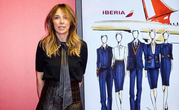 La diseñadora Teresa Helbig posa en Madrid con los bocetos de los uniformes que ha diseñado para los 6. 500 empleados de Iberia