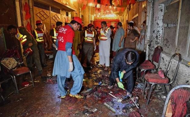 Ataque suicida en Peshawar durante un mitin electoral. 