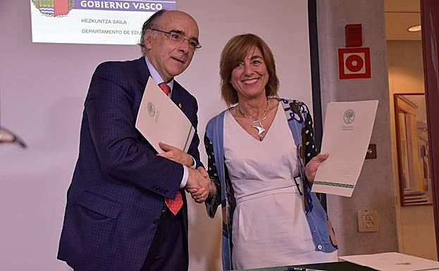 El presidente de Euskaltzaindia, Andrés Urrutia, y la consejera de Educación, Cristina Uriarte. 