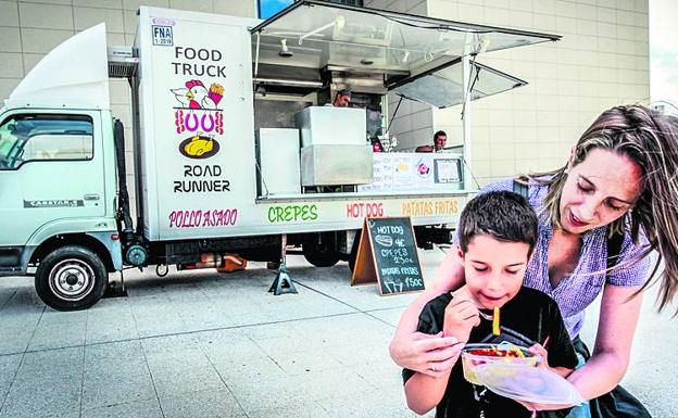 La furgoneta que despierta en el HUA el apetito de los amantes del pollo. 