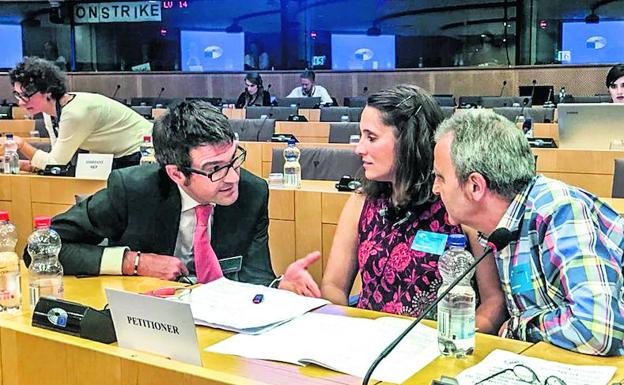 El alcalde, Gorka Urtaran, conversa con Nerea Martínez y Andoni Txasko en la sede parlamentaria de Bruselas. 