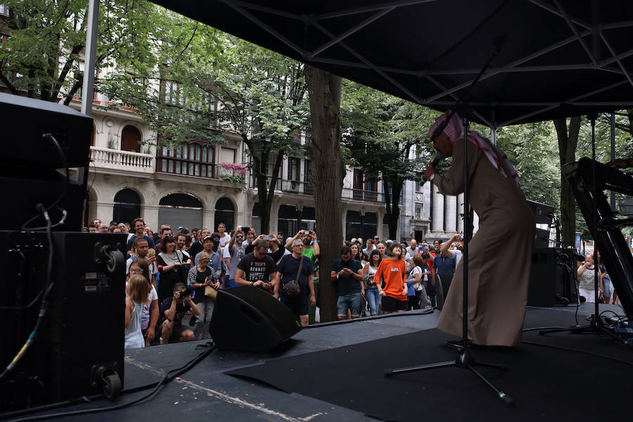 Techno árabe en plena calle para arrancar el festival