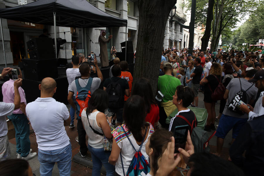 Techno árabe en plena calle para arrancar el festival