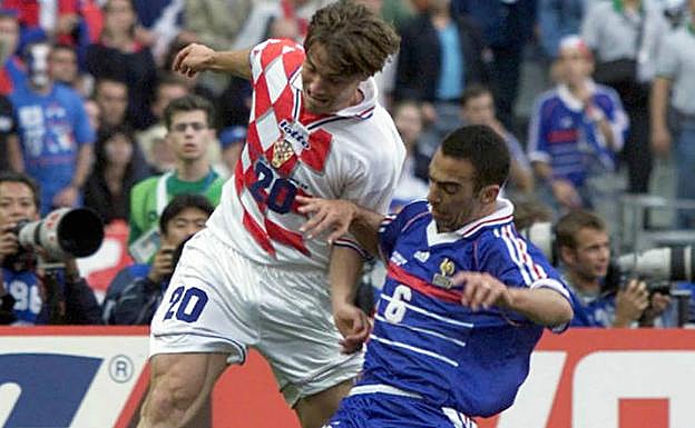Dario Simic, en una acción ante el francés Youri Djorkaeff. 