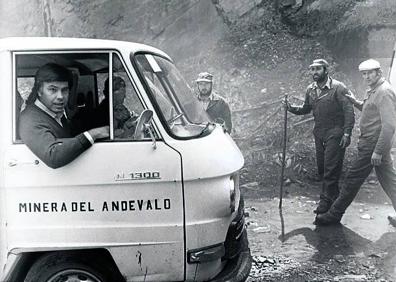 Imagen secundaria 1 - 1. Célebre foto de la tortilla, en la que en realidad se comían naranjas. 2. Visita a una mina de Cala (Huelva). 3. González abraza a Fidel Castro. 