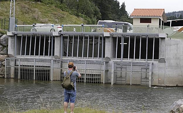 Visita a la obra realiza en la presa de Zeanuri. 