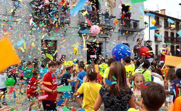 El lanzamiento del txupinazo estuvo lleno de colorido. 