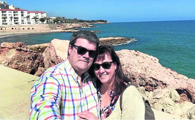 El alcalde de Bilbao acude a casa de su ama en Bakio y guarda una semana para escaparse con su esposa, este año a Canarias. En la foto, en L'Ametlla de Mar, cerca de Cambrils, en Semana Santa.