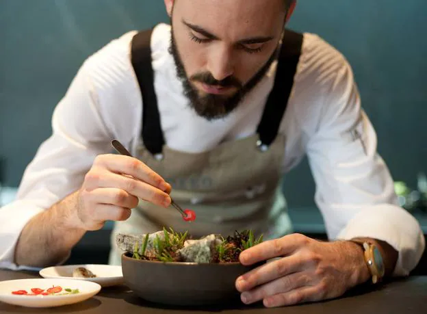 El vitoriano Iker Barrenetxea, jefe de cocina en Eneko Bilbao, ultima un plato de ostras.