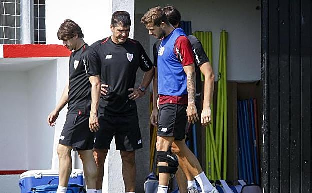 Iñigo Martínez abandona el entrenamiento lesionado. 
