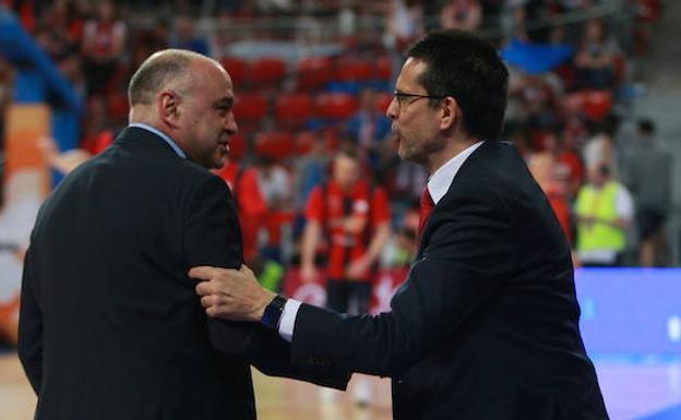 Pablo Laso y Pedro Martíbnez se saludan tras un encuentro entre el real Madrid y el Baskonia. 