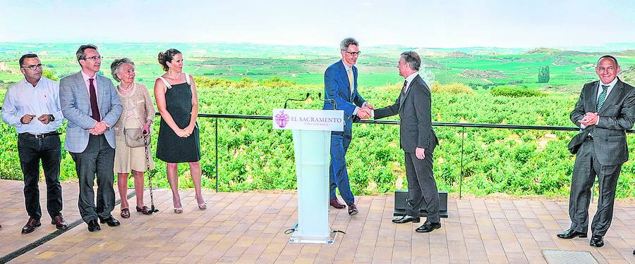 Etienne Cordonnier saluda a Iñigo Urkullu en presencia de Ramiro González, en el mirador de la bodega.