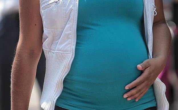 Una mujer embarazada.