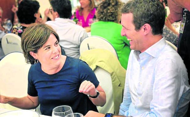 Soraya Sáenz de Santamaría y Pablo Casado, durante una cena del Partido Popular en Madrid.