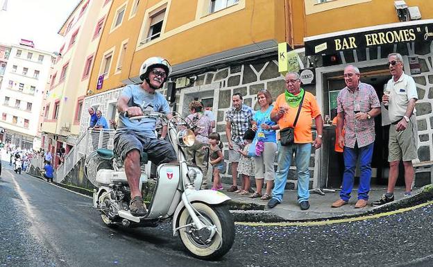 El barrio de San Cristóbal dio la bienvenida a todas las Lambretta que cruzaron sus fiestas, incluso a los modelos menos vistos de la fábrica que comenzó a funcionar en Eibar en el año 1953.