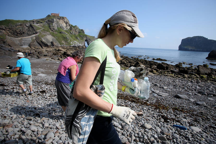 Más de medio centenar de voluntarios se afana en limpiar de plásticos y desechos la rasa mareal del islote bermeano 