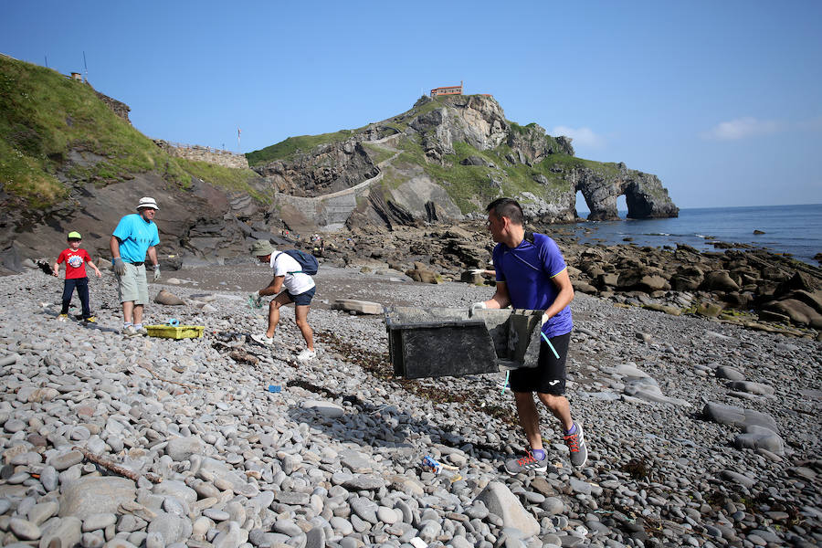 Más de medio centenar de voluntarios se afana en limpiar de plásticos y desechos la rasa mareal del islote bermeano 