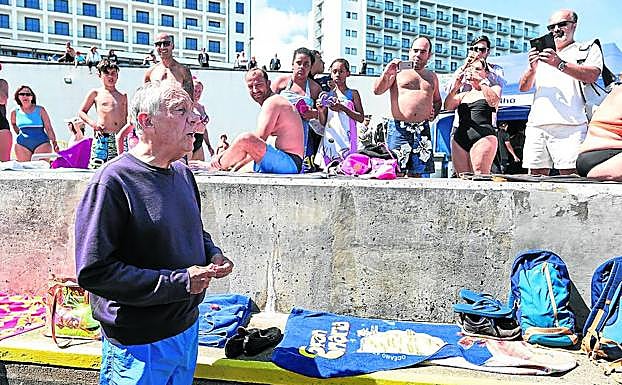 El jefe de Estado portugués, el conservador Rebelo de Sousa, charla con unos veraneantes a su salida de la playa.