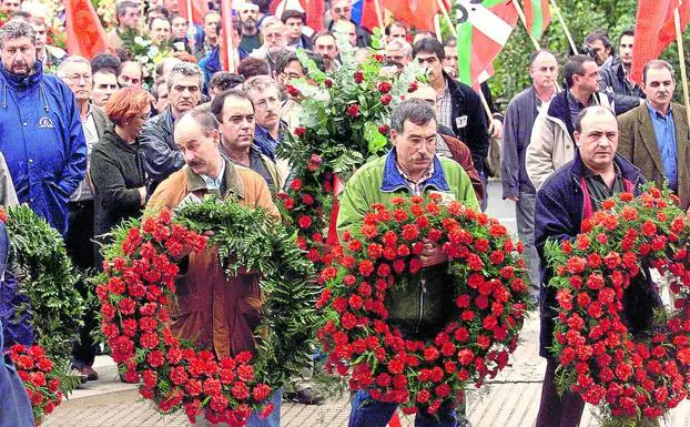 Compañeros de CC OO del funcionario de prisiones Máximo Casado (en la fotografía de abajo) portan coronas de flores en su funeral.