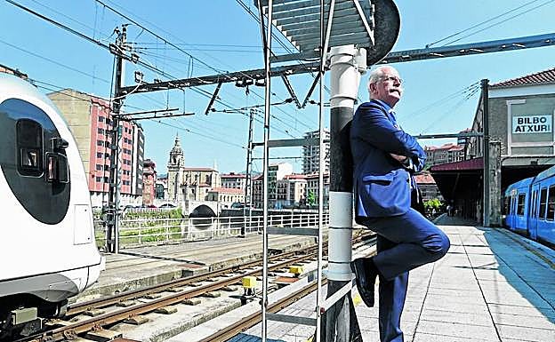 Kepa Elejoste posa en los andenes de Atxuri. Abajo, junto a la locomotora 'Izarra', en Abando