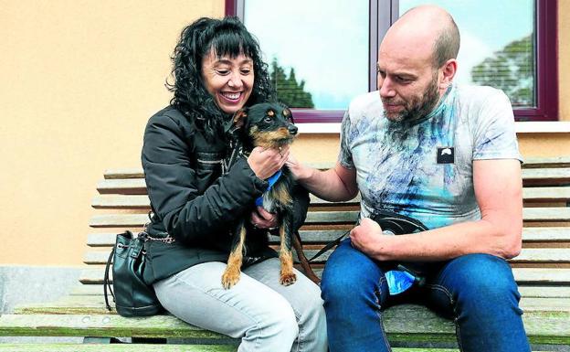 Blacky, abandonado y depositado en una clínica veterinaria de Bilbao, junto a su nueva familia. 