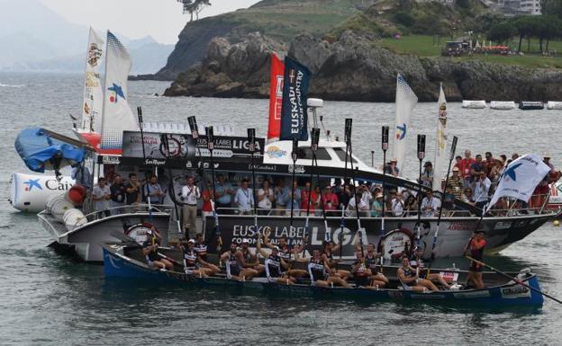 Los remeros celebran la victoria.