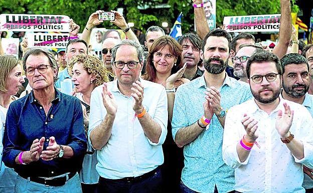 Quim Torra, franqueado por Artur Mas y Roger Torrent, en la manifestación del pasado sábado.
